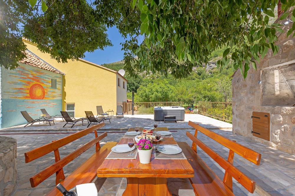 House (Three Bedroom Holiday Home With Hot T)