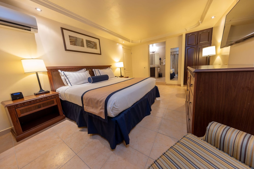 Standard Room, 1 King Bed, Non Smoking - Photo 2