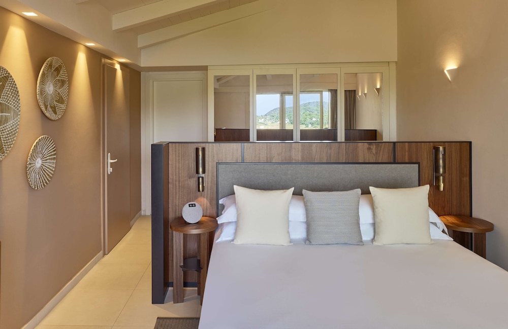 Family Room, 1 King Bed, Lagoon View (Deluxe)
