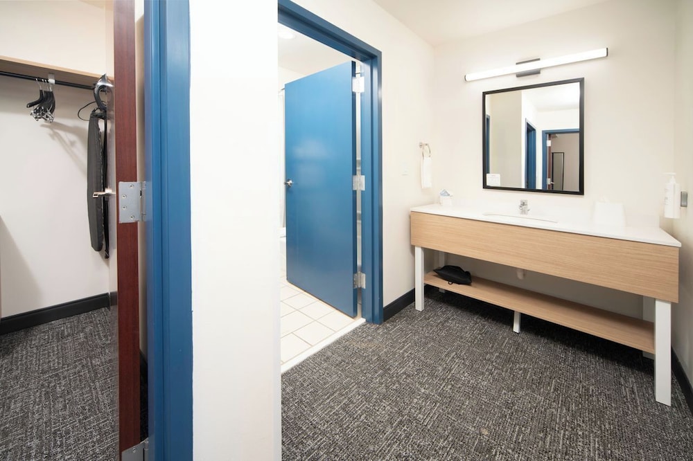 Suite, 2 Bedrooms, Accessible, Bathtub - Photo 7