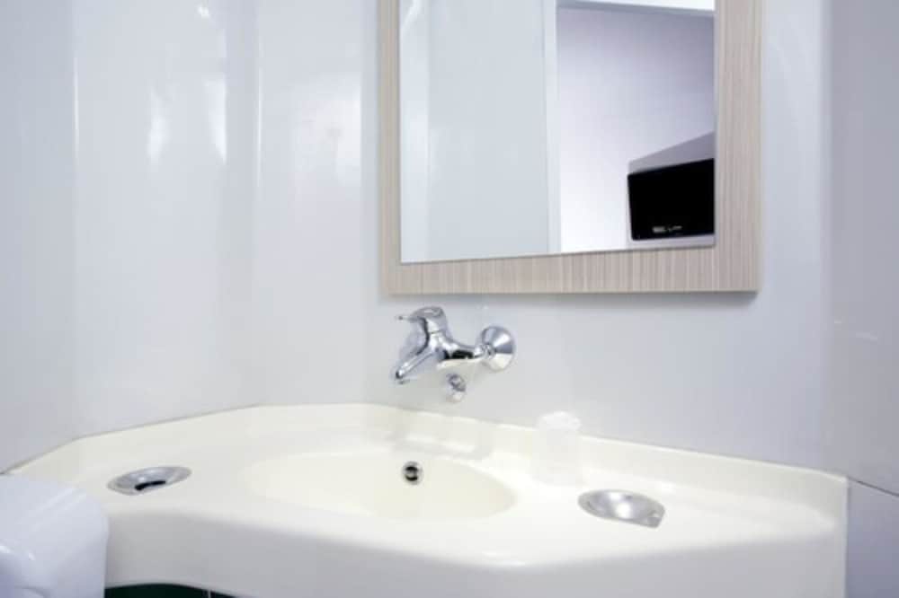 Standard Room, Multiple Beds (1 Double and 1 Single bed) - Photo 9