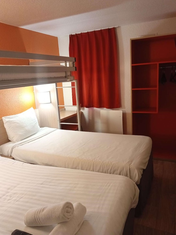 Standard Room, 3 Twin Beds - Photo 7