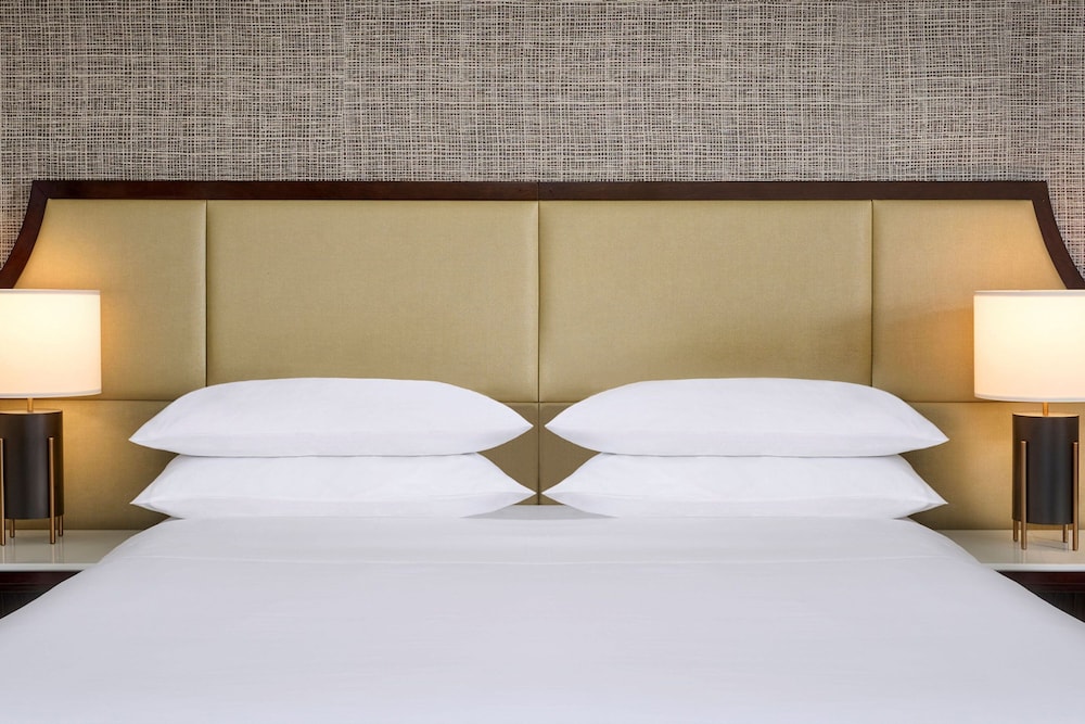 Club Room, 1 King Bed, Corner - Photo 3