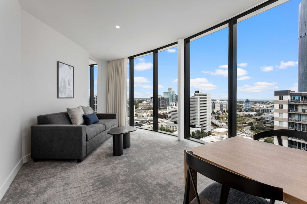 Premier One Bedroom Apartment With City View (Weekly Housekeeping)