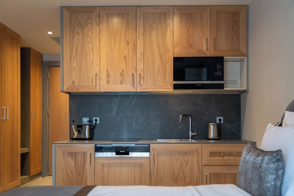 Deluxe Room, 1 King Bed, Balcony photo 2