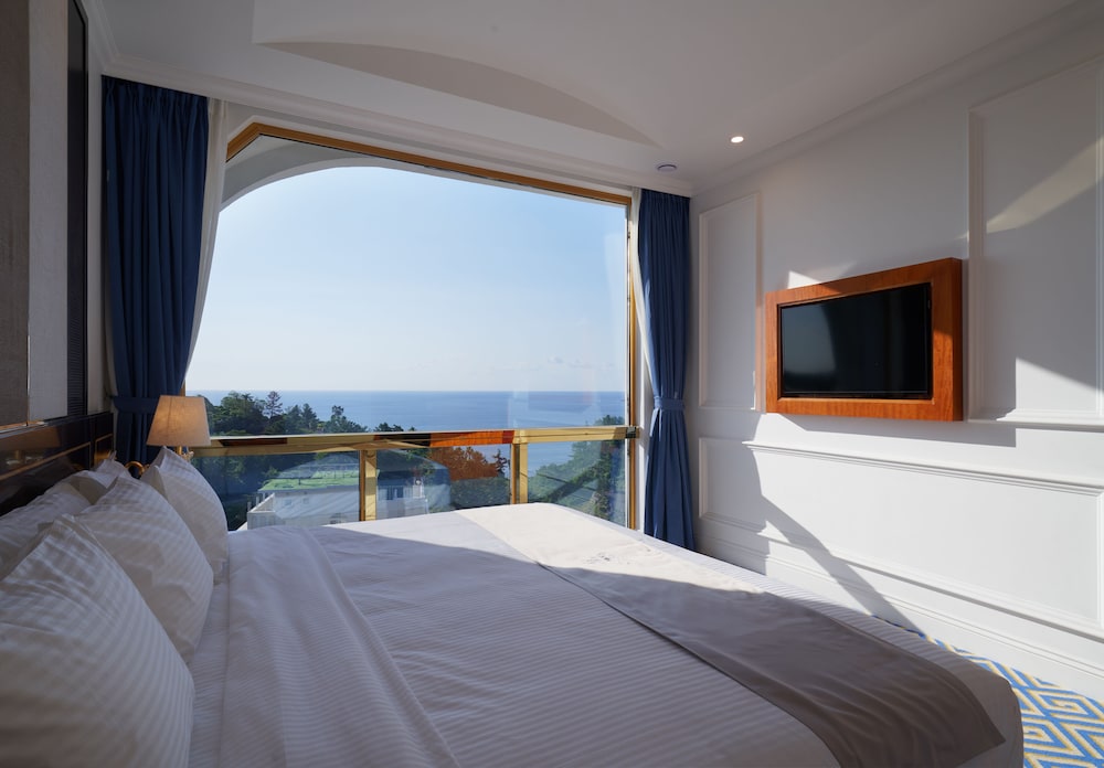 Ocean View Royal Suite with Jacuzzi - Photo 3