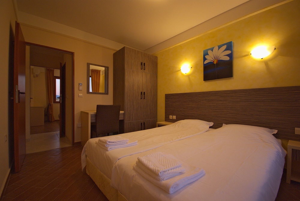 Apartment, 2 Bedrooms, Garden Area photo 2