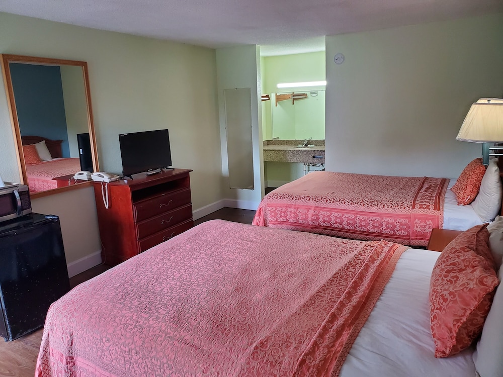Standard Room, 2 Queen Beds, Smoking photo 2