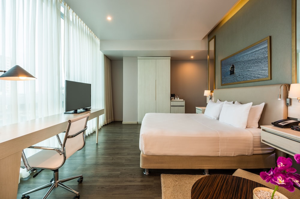 Premium Room, 1 King Bed, Corner (High Floor)