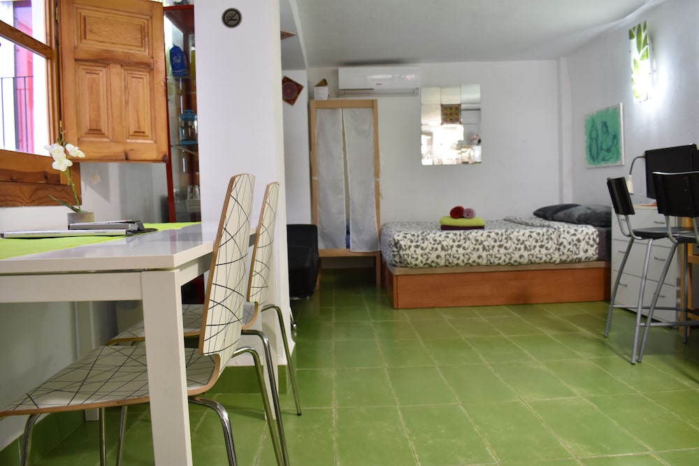 Economy Studio, 1 Double Bed with Sofa bed, Terrace, Courtyard View - Photo 2