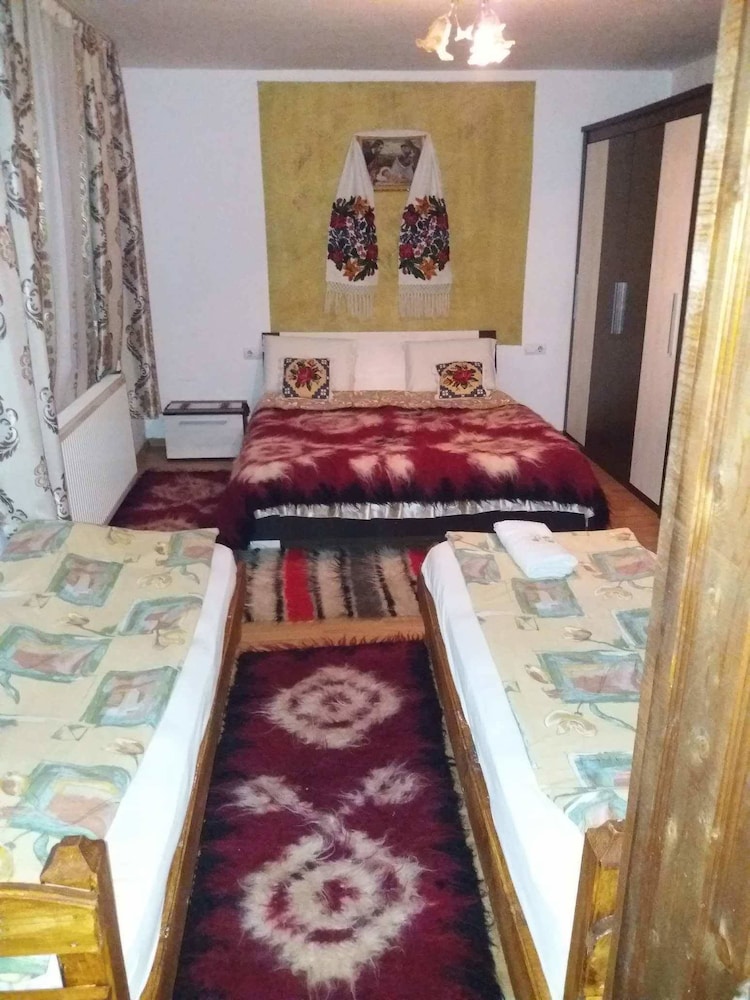 Basic Double Room, 1 Queen Bed, Non Smoking, Mountain View photo 2