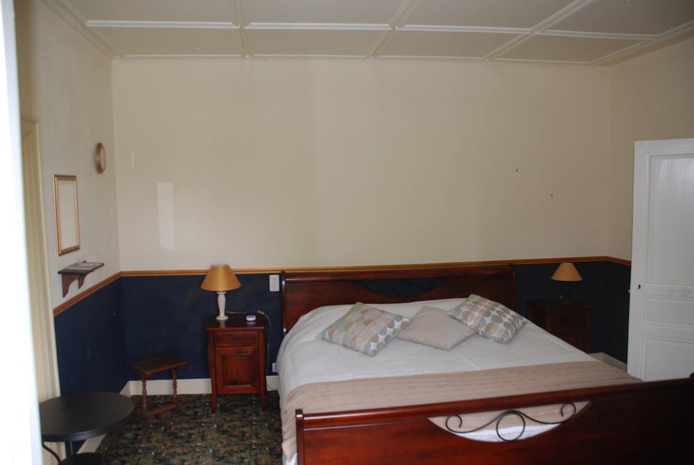 Room, 2 Bedrooms, Balcony, Hill View (2) photo 3