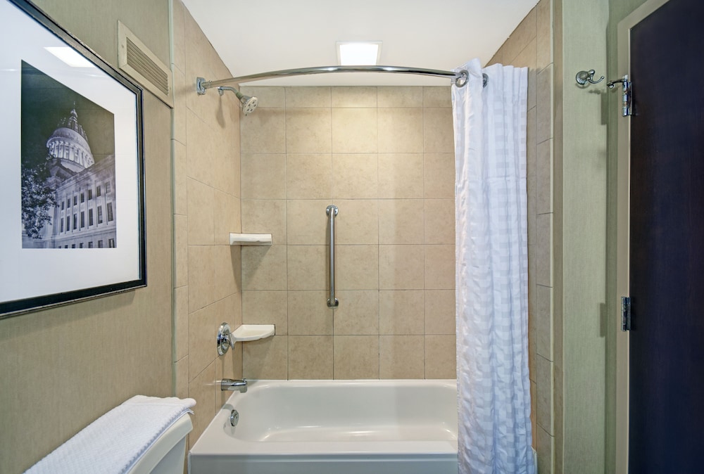 Premium Suite, 2 Double Beds, Accessible, Bathtub - Photo 5