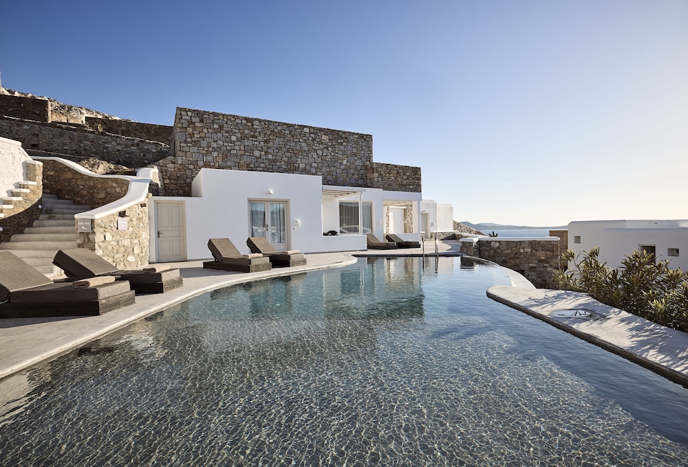 Elegant Suite with HEATED Sharing Pool (2 Adults) photo 2