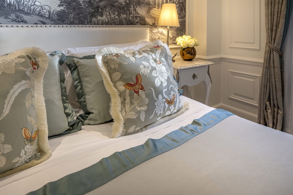 Superior Queen room, city or courtyard view