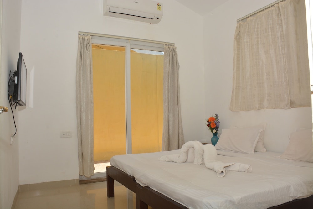 Superior Double Room, 1 King Bed, Pool View photo 2
