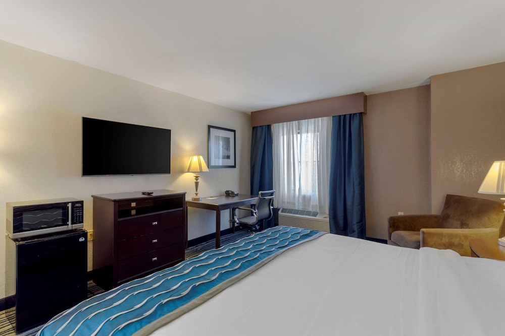 Standard Room, 1 King Bed, Non Smoking - Photo 3