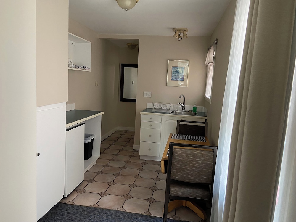 Suite, 1 Double Bed, Kitchenette, Private Bathroom thumbnail 5