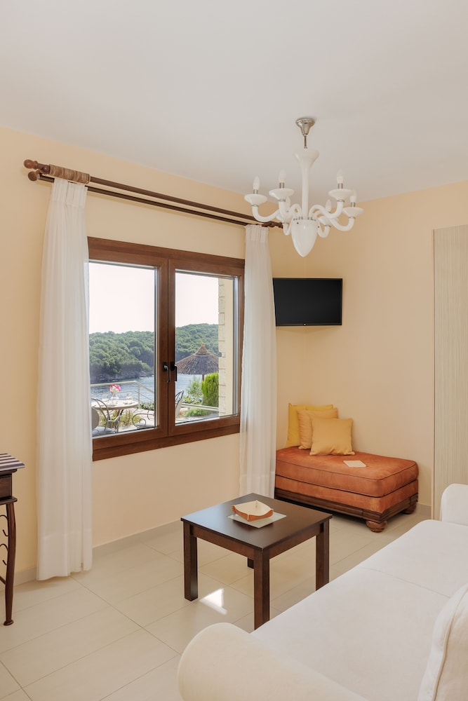 One Bedroom Suite with Patio and Sea View - Photo 1
