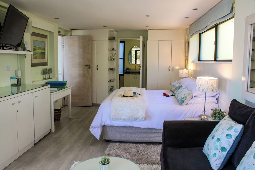 Luxury Suite, 1 King Bed with Sofa bed, Spa Bath, Ocean View, Beachside - Photo 14