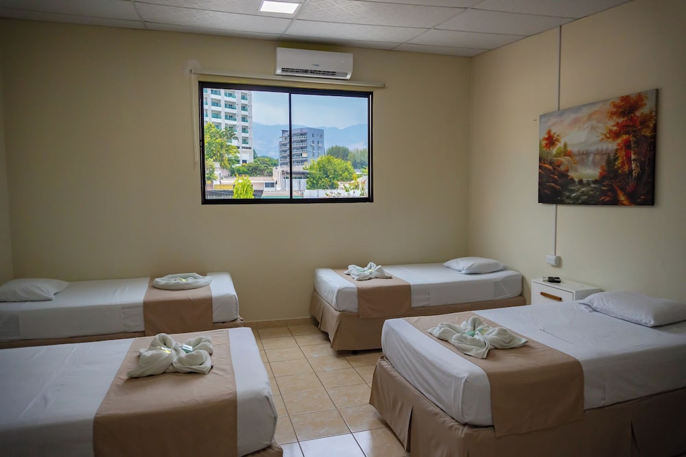 Standard Quadruple Room, Multiple Beds, Non Smoking photo 2