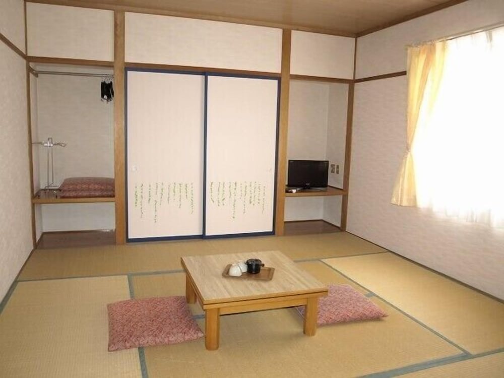 Traditional Room, Shared Bathroom photo 2