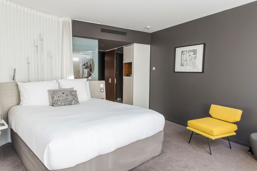 Deluxe Room, 2 Double Beds, Pool View photo 3