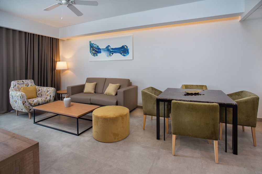 Luxury Suite - Photo 1