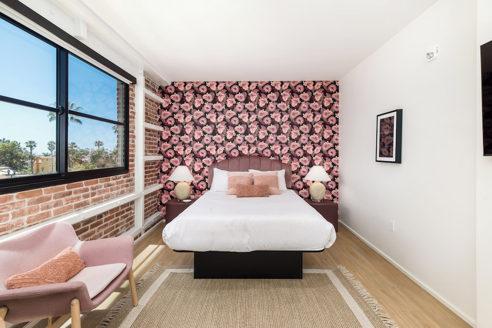 Room, 1 Queen Bed with Sofa bed, Balcony, City View (Suite 301) photo 2