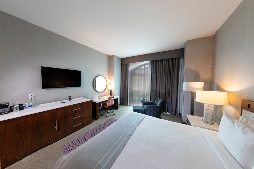 Deluxe Room, 1 King Bed, Non Smoking - Photo 5