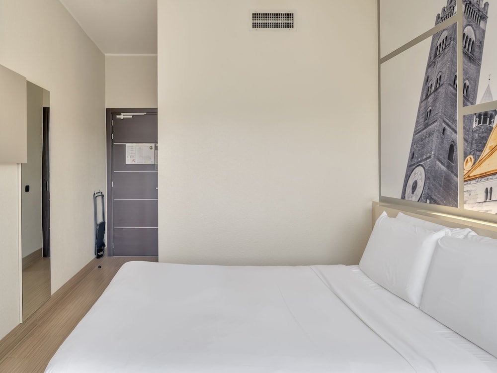 Standard Double Room, Non Smoking - Photo 8