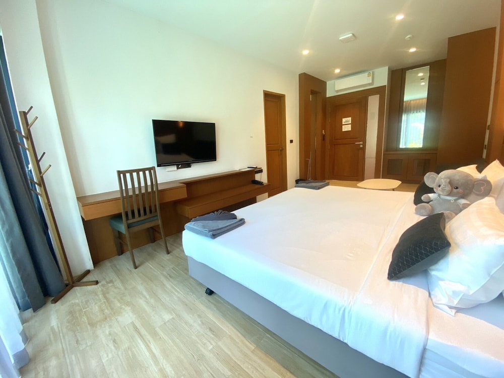 Deluxe Pool Access - Photo 22