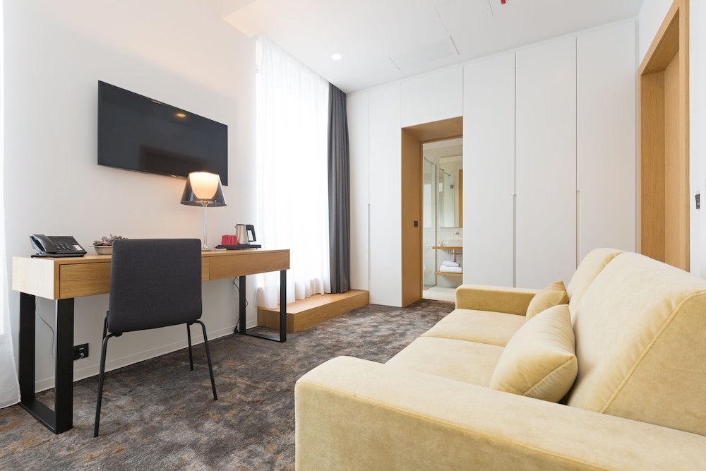 Executive Double Room, Balcony, City View - Photo 12