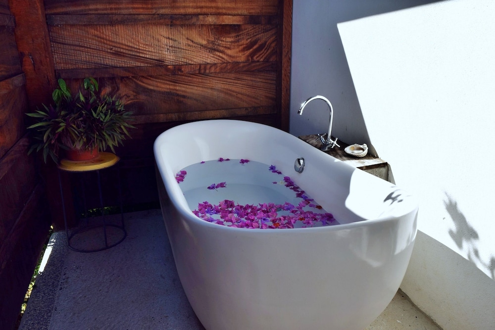 Deluxe Double Room, 1 Bedroom, Bathtub, Garden Area photo 3