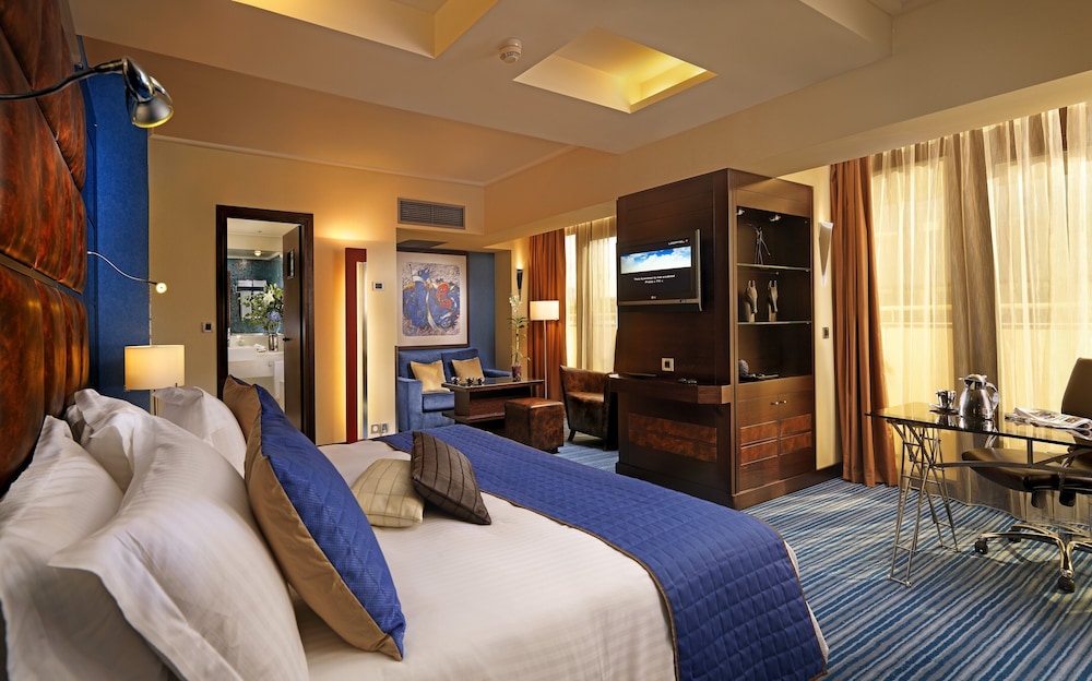 Junior Suite, 1 King Bed (Living Area)