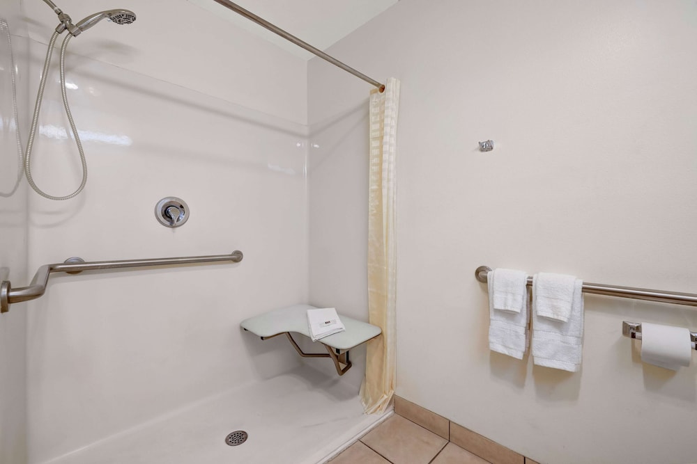 Standard Room, 1 King Bed, Accessible, Non Smoking - Photo 5