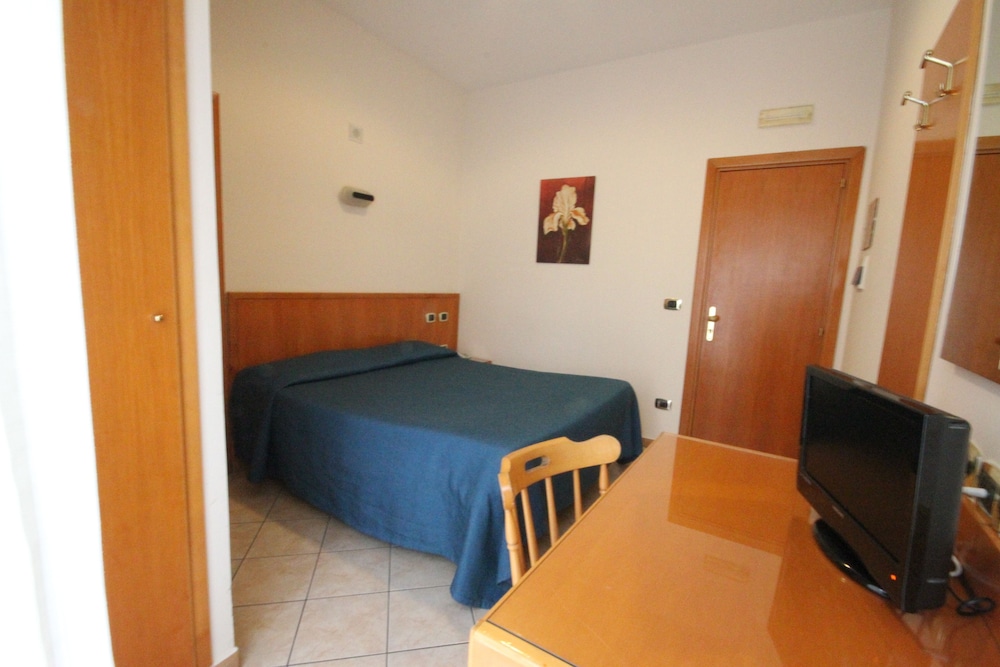 Standard Double Room - Photo 2