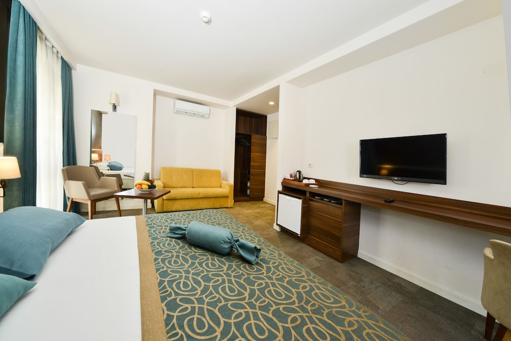 Deluxe Triple Room photo 2