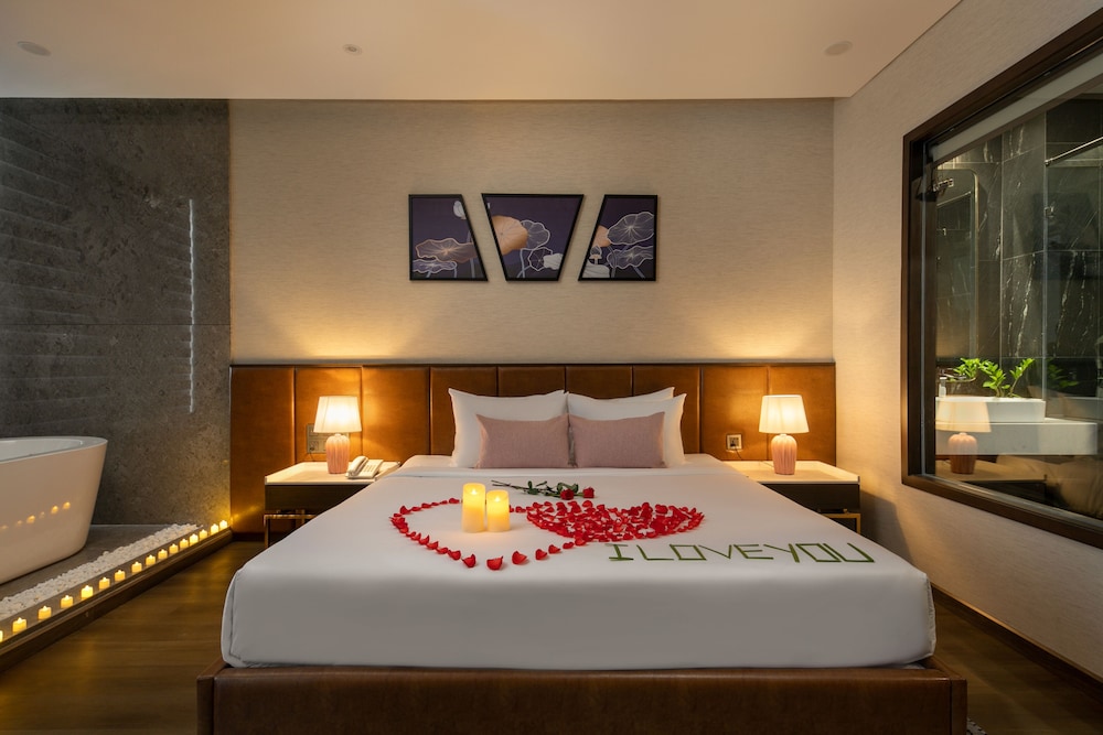 Deluxe Bathtub with Balcony include Afternoon Tea - Photo 5