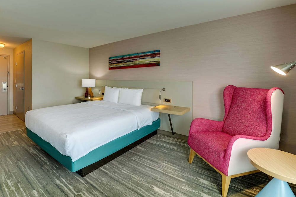 Room, 1 King Bed, Accessible (Bathtub with Grab Bars) photo 2