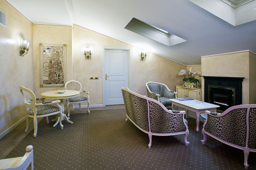 Attic Master Suite with Velux windows and Spa access - Photo 3