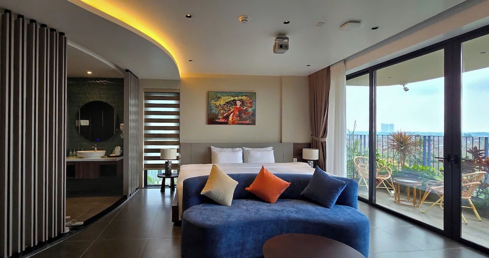 Signature Suite Double with Balcony, Garden View