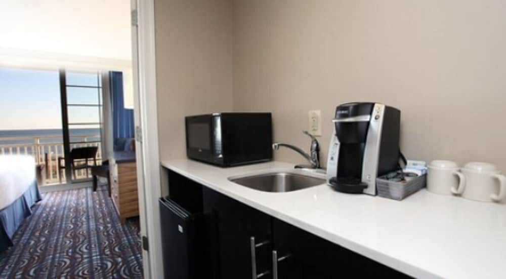 Junior Suite, 1 King Bed with Sofa bed, Refrigerator & Microwave, Ocean View photo 2