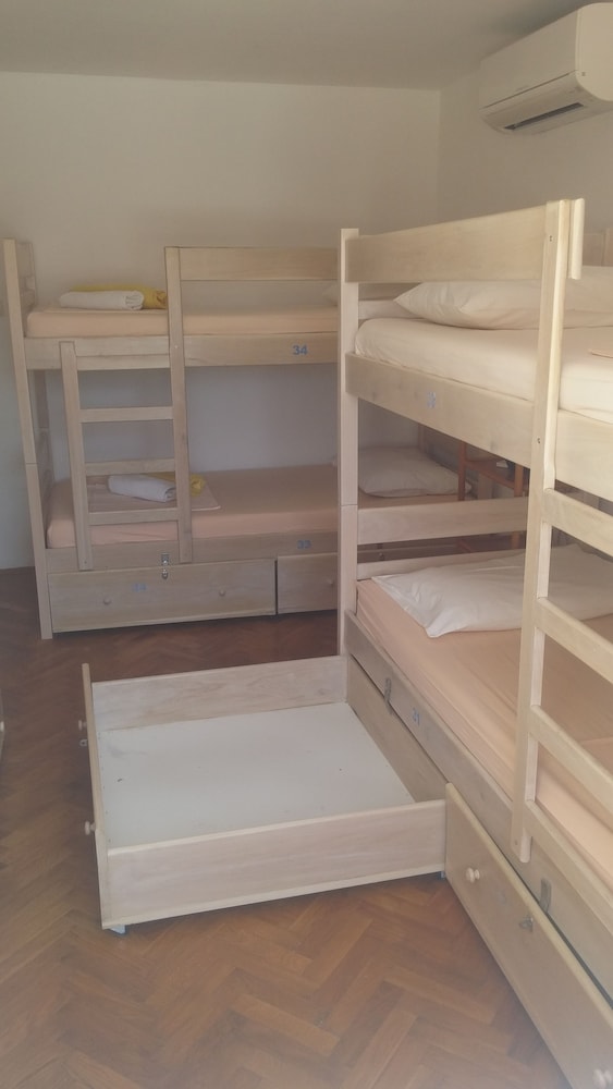 6 Bed Dormitory under 40 years photo 2
