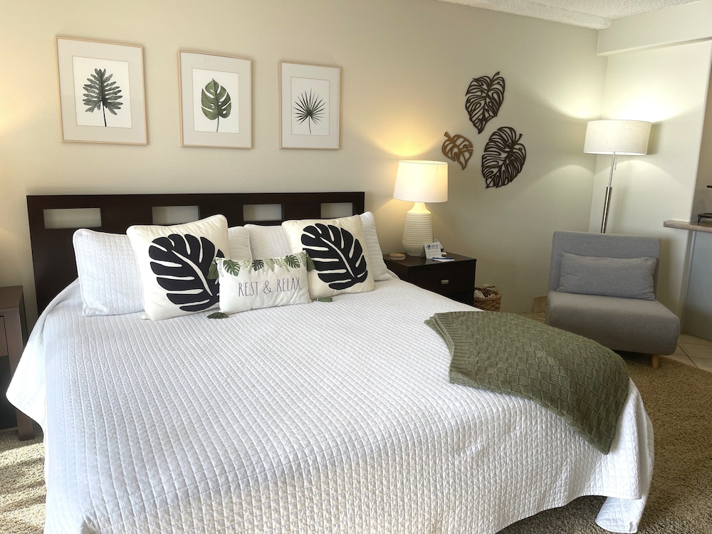Junior Studio Suite, 1 Queen Bed, Lanai, Oceanfront (Specific Unit May Vary)