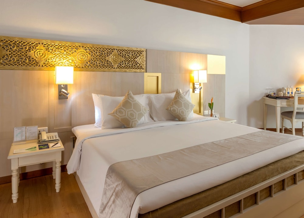 Deluxe Room, 1 King Bed, Non Smoking, Pool View - Photo 6