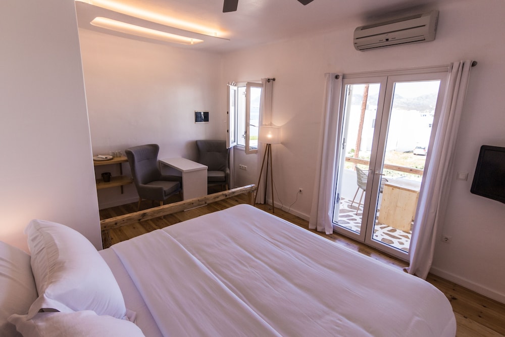TRIADES - Executive Double Room Side Sea View