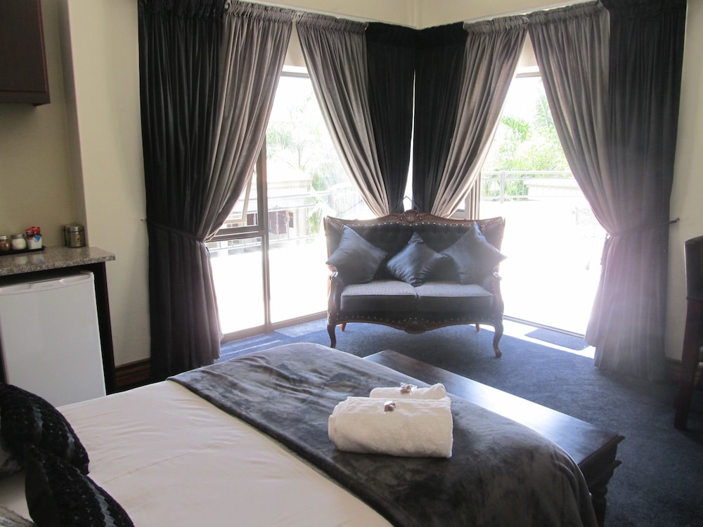 Royal En-suite 6 photo 2