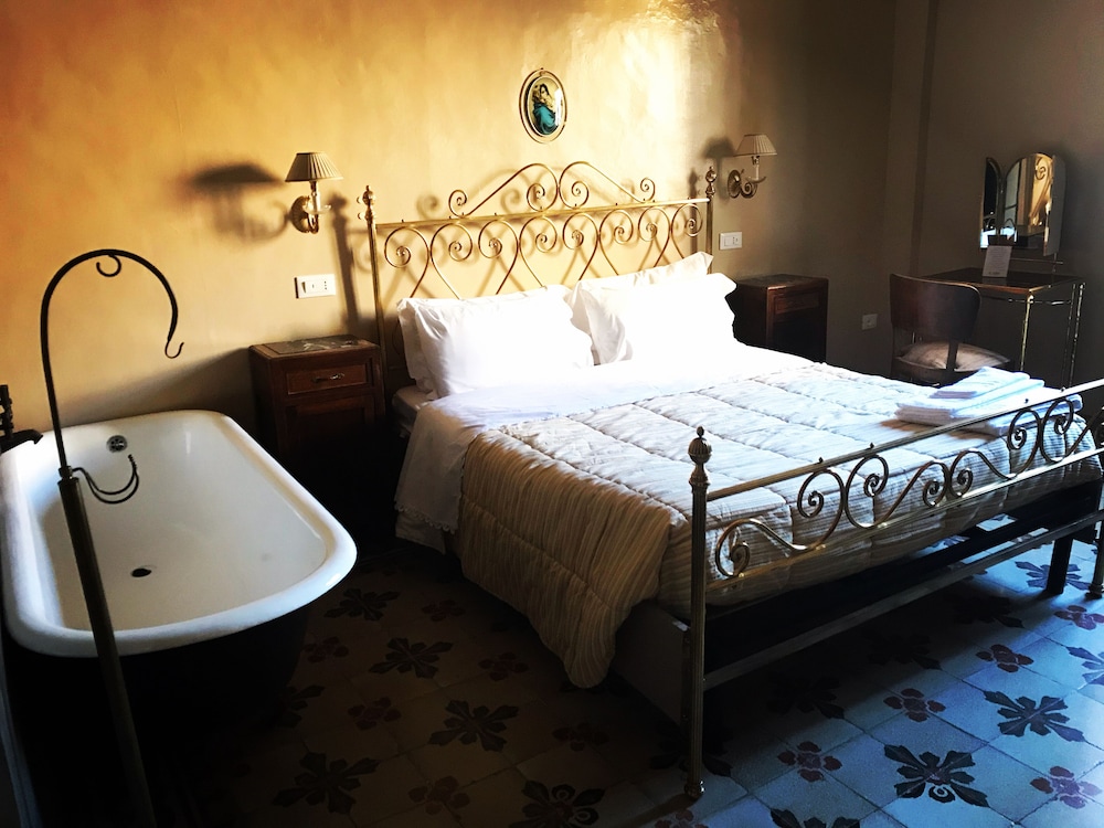 Romantic Double Or Twin Room, 1 Bedroom, Private Bathroom photo 1