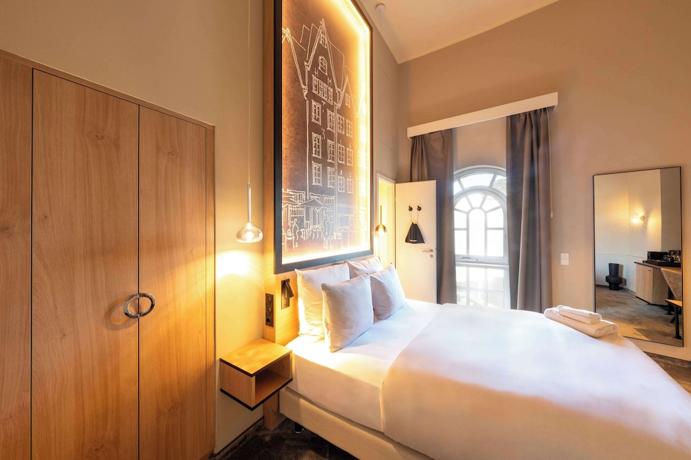 Deluxe Room, 1 King Bed (Aqua) - Photo 7